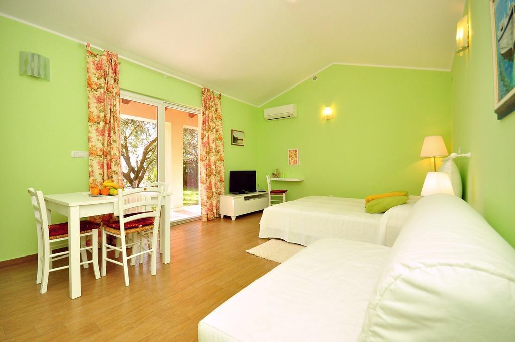 Apartments Petra Near Beach Веруда Экстерьер фото